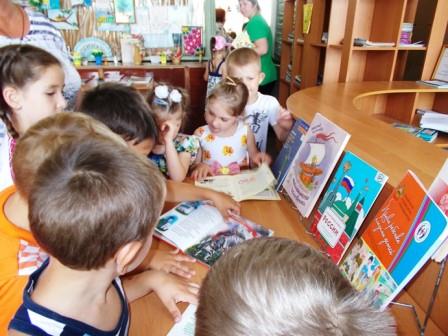 В летний период частыми гостями детской библиотеки являются дошколята